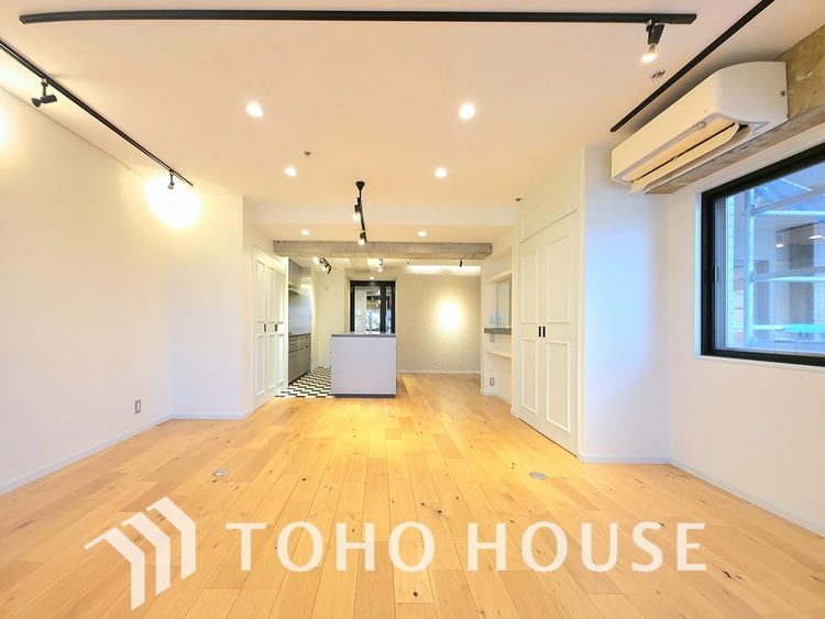 内装 南東向きの窓から、豊かな光が降り注ぐ広々としたリビングです。明るい木目調のフローリングと白を基調とした壁が、開放感あふれる空間を演出します。