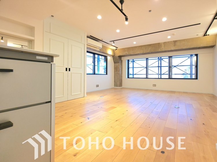 内装 南東向きの窓から、豊かな光が降り注ぐ広々としたリビングです。明るい木目調のフローリングと白を基調とした壁が、開放感あふれる空間を演出します。