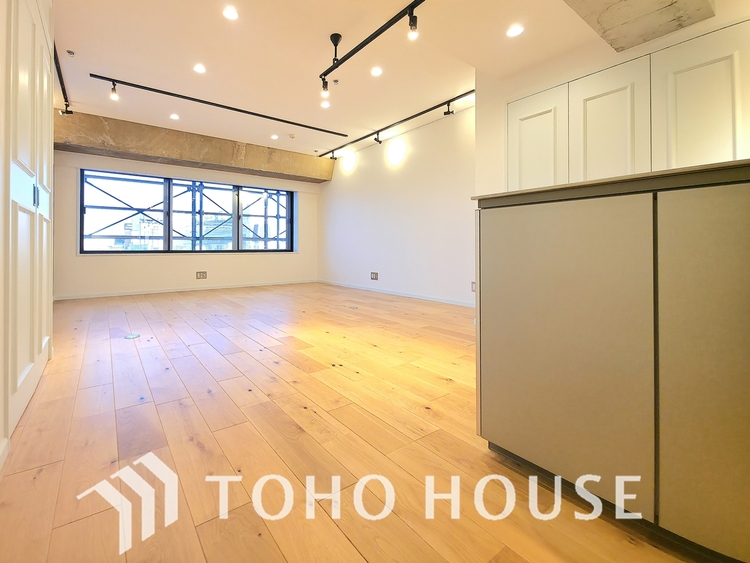 内装 南東向きの窓から、豊かな光が降り注ぐ広々としたリビングです。明るい木目調のフローリングと白を基調とした壁が、開放感あふれる空間を演出します。