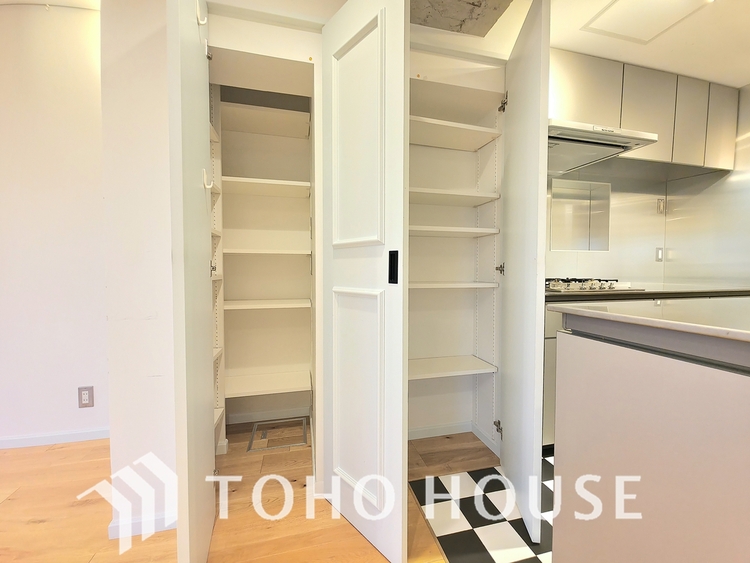 内装 各居室にはクローゼットが完備されています。衣類や荷物をすっきりと収納でき、部屋を広々と使えます。季節物の家電などもきちんと整理できるので、快適な暮らしをサポートします。