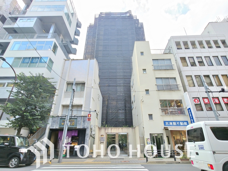 外観 吉祥寺の一等地に立つこの物件は、現在大規模修繕中。修繕後は、より際立つ洗練された外観となり、街のシンボルとして輝きを放つでしょう。