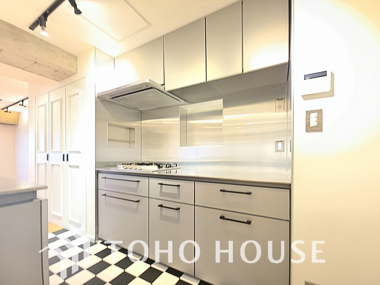 キッチン 温かみのある木目調のキッチンは、家族の様子を伺えるカウンタータイプ。窓が付いているので換気がしやすく、明るい雰囲気でお料理を楽しめます。機能的な収納スペースも魅力です。