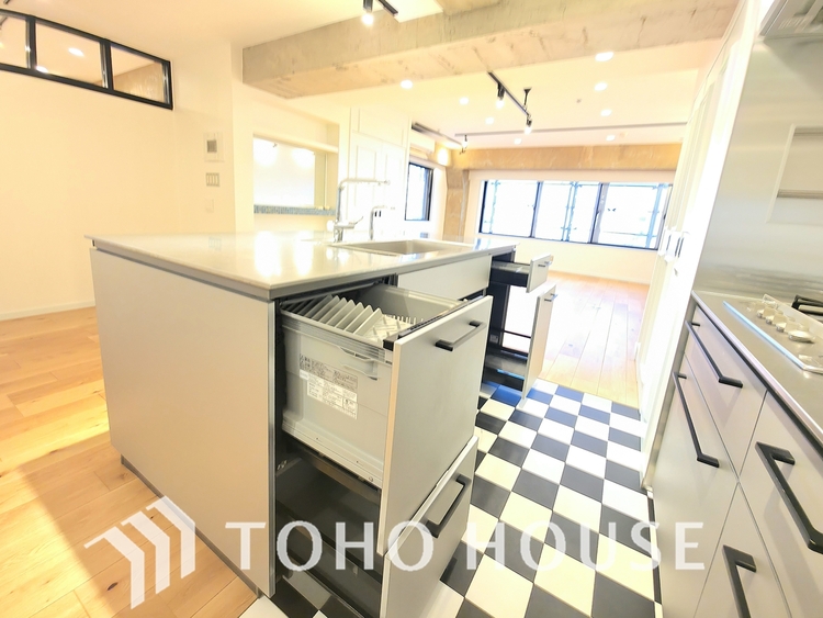 キッチン ビルトインの食器洗い乾燥機が完備されています。毎日の家事の負担を大幅に軽減し、食後の時間をゆったりと過ごせます。