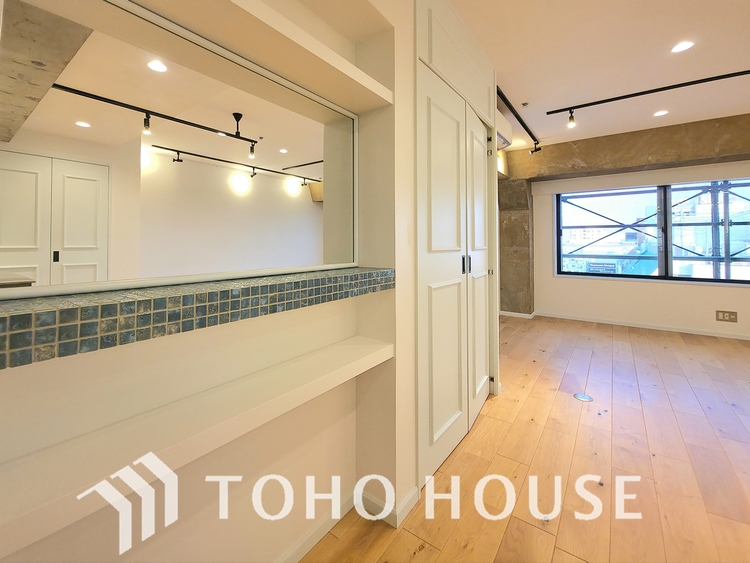 その他 ガラス製のペンダントライトが、キッチンカウンターをスタイリッシュに演出します。柔らかな光が食卓を優しく照らし、おしゃれな空間で食事を楽しめます。