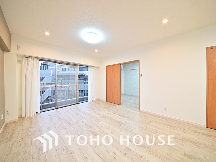 内装 広がりのある住空間、家族が集まるリビング・ダイニング