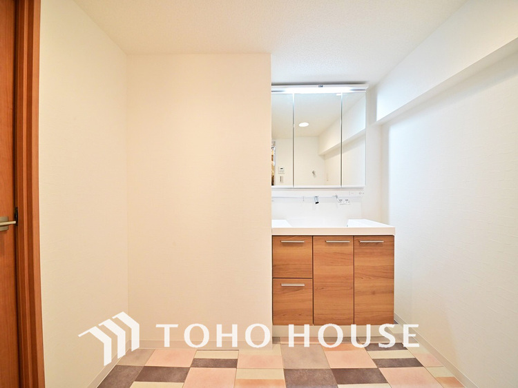 洗面 新規設置の洗面化粧台。収納豊富で使い勝手の良い3面鏡です