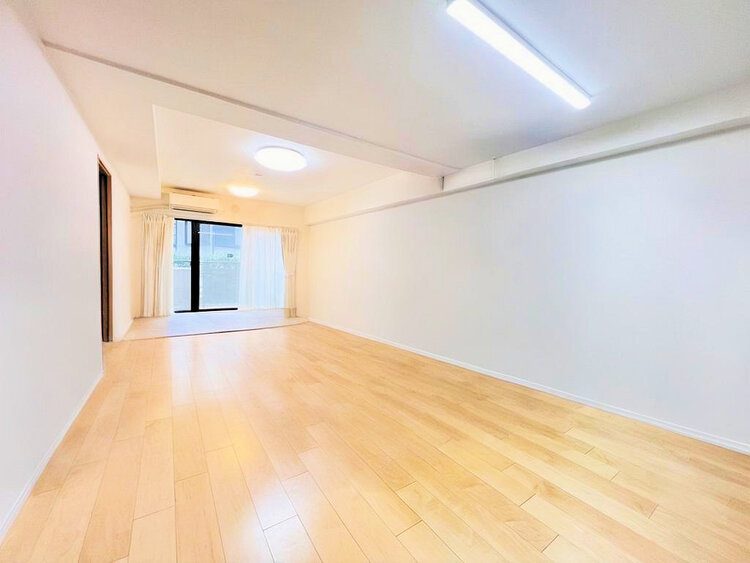 内装 上質な時間を育む暮らしのメインステージ。寛ぎとコミュニケーションを育む居心地のよい場所(現地には家具があります)