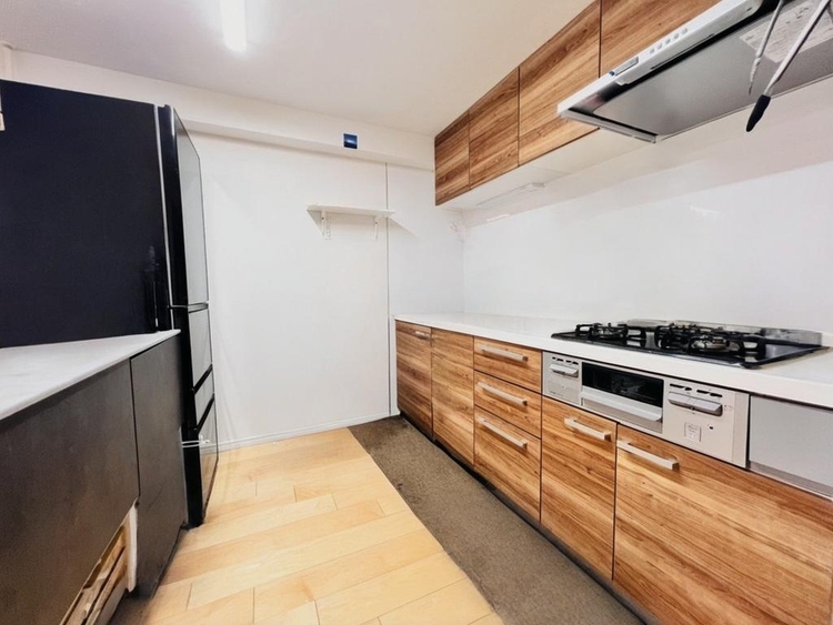 キッチン シンプルな部屋の雰囲気に溶け合うナチュラルキッチン(現地には家具があります)