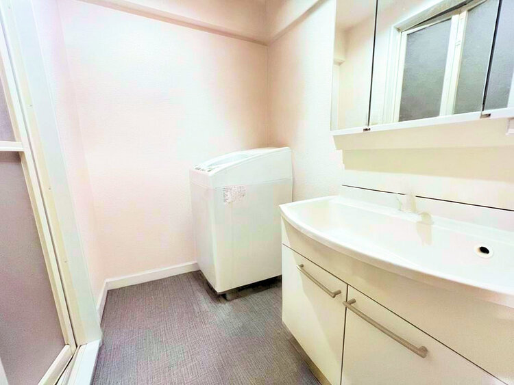 洗面 白を基調とした清潔感のある洗面室で朝の身支度を(現地には家具があります)