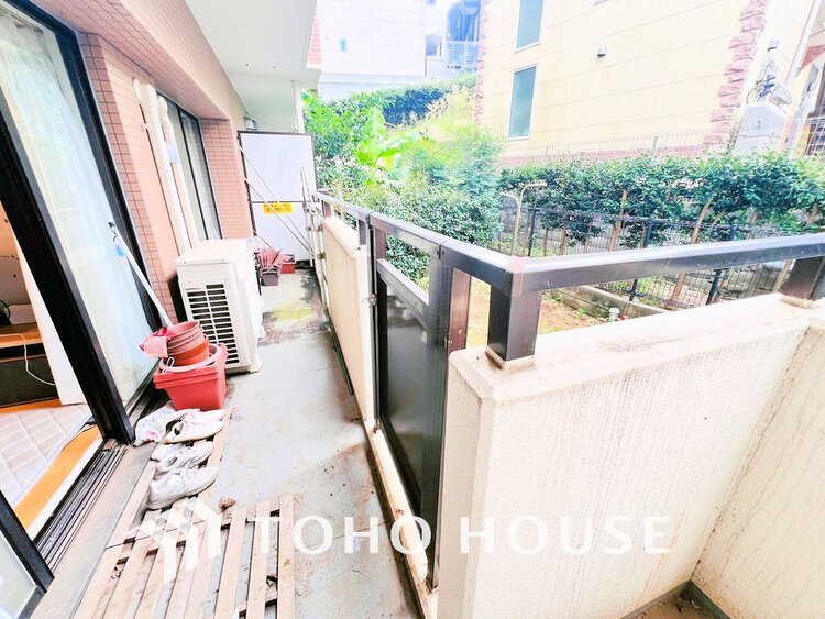 バルコニー 日当たりの良いバルコニーで晴れの日の洗濯物も楽しみになりますね