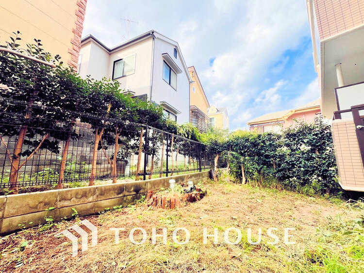 その他 広いお庭はガーデニングなど、ご家族の楽しめる場所の一つに