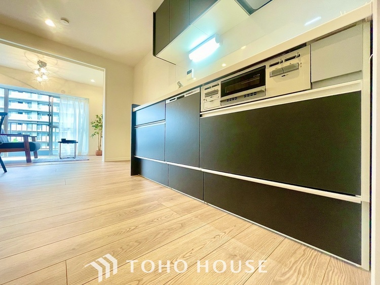 キッチン 【KITCHEN】◆ワクワク◆開放的で機能性も高いシステムキッチン。お子様は毎日のご飯にワクワク！