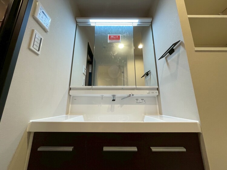 その他 清潔感を感じられる洗面化粧台。