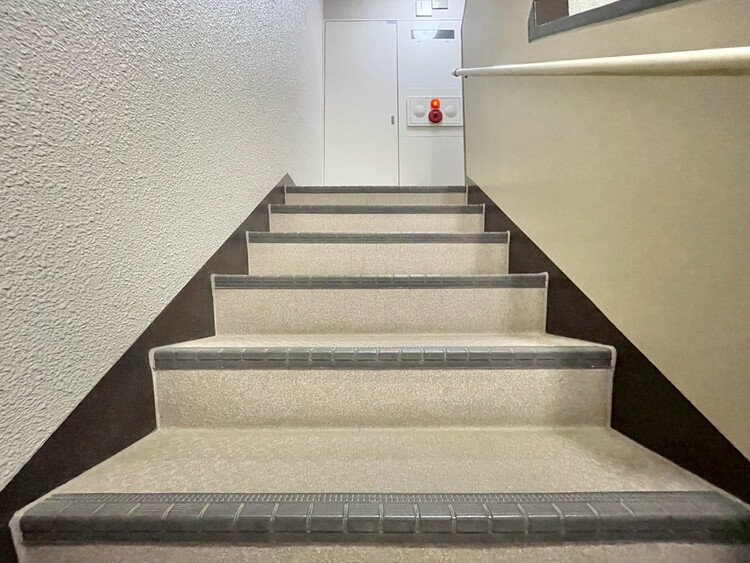 その他 共用部の階段です。明るく清潔に管理されています。