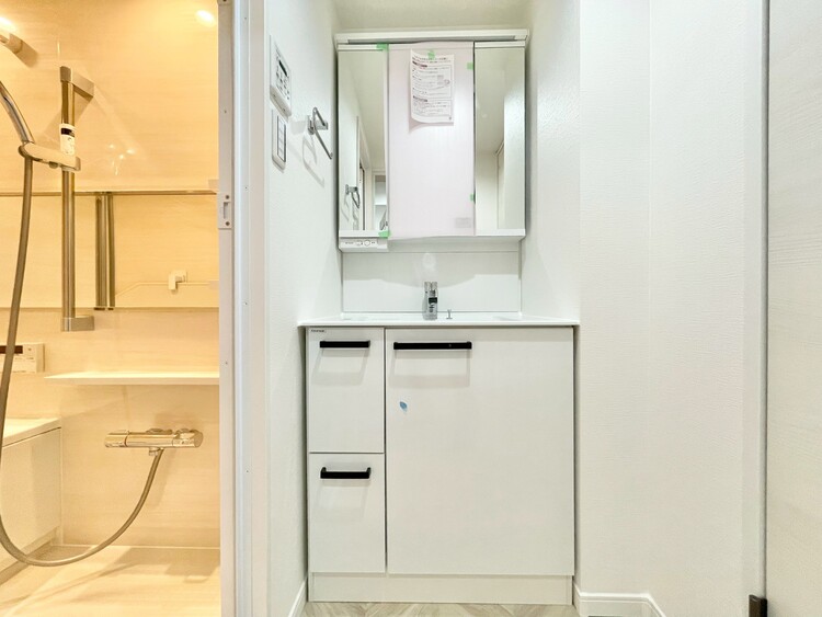 その他 清潔感を感じられる洗面化粧台。