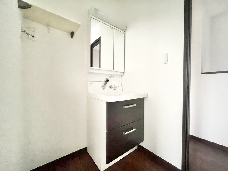 その他 清潔感を感じられる洗面化粧台。