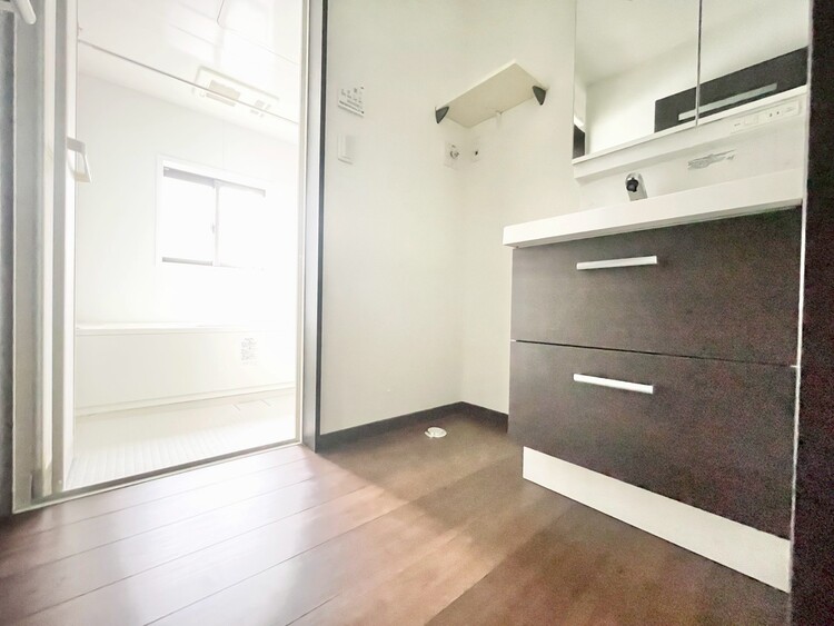 その他 十分な広さの脱衣所。