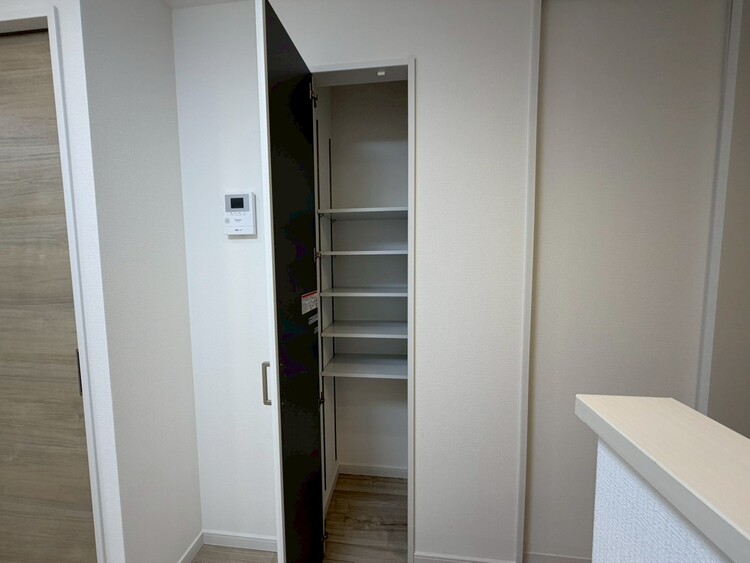 収納 家電やスーツケース、ストック品など何でも片付く嬉しい空間です。