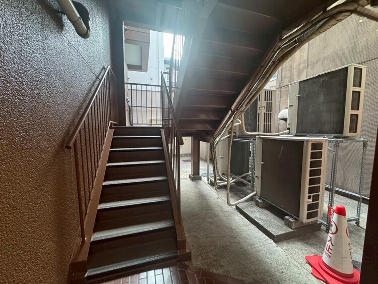 設備 共用部の階段です。明るく清潔に管理されています。