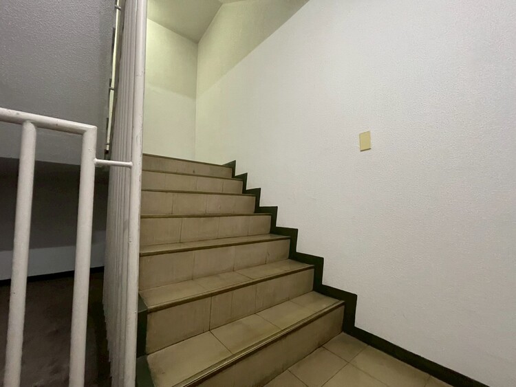 その他 共用部の階段です。明るく清潔に管理されています。