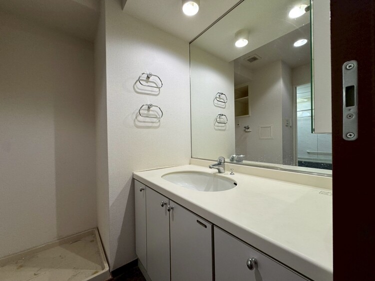 その他 清潔感を感じられる洗面化粧台。