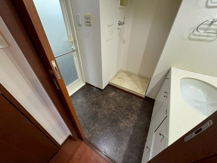 その他 十分な広さの脱衣所。