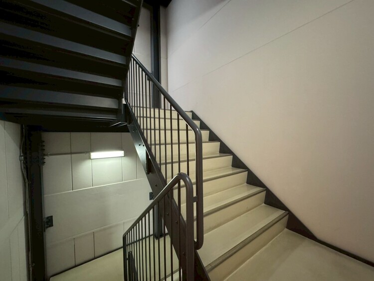 その他 共用部の階段です。明るく清潔に管理されています。