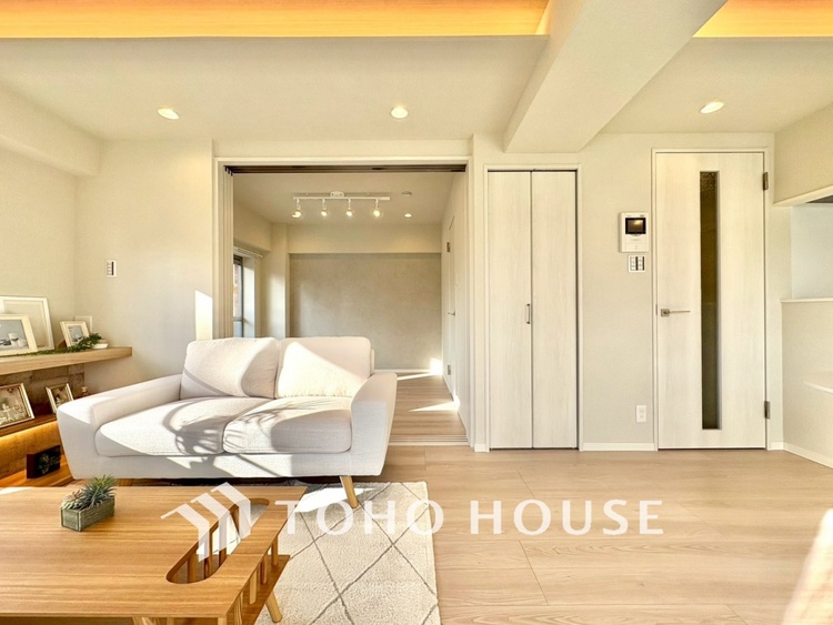 内装 【LIVING】◆眩い◆光が燦々と入り、家族の笑顔を照らす。「いつまでも続いて」と願う夢のような毎日がここにある。