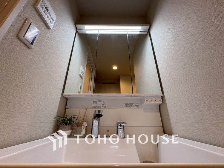 洗面 【WASHROOM】◆快適◆煌びやかな暮らしの中にも忘れたくない快適さ。大きな収納が助けてくれます。