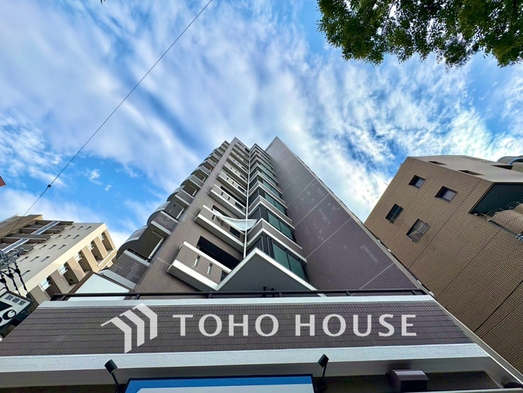 エントランス 【ENTRANCE】◆家族◆家で家族と過ごす時間は限られている。帰りを待つ家族の元へと急ぐときの弾む思い。そんな思いを引き立てる邸宅。