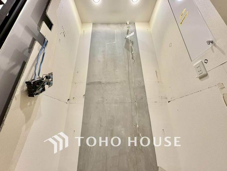 洗面 現在改装中◆快適◆煌びやかな暮らしの中にも忘れたくない快適さ。大きな収納が助けてくれます。