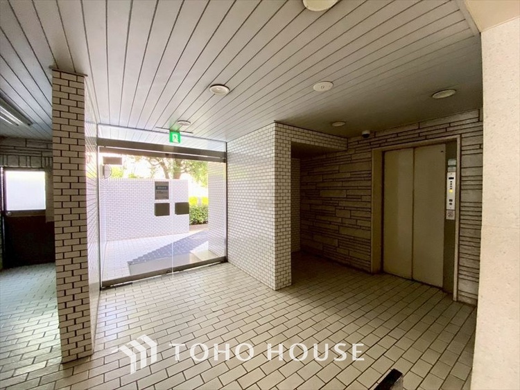 エントランス 【ENTRANCE】◆家族◆家で家族と過ごす時間は限られている。帰りを待つ家族の元へと急ぐときの弾む思い。そんな思いを引き立てる邸宅。