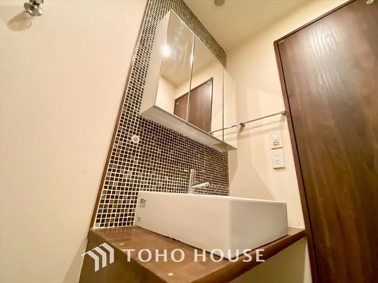 洗面 【WASHROOM】◆快適◆煌びやかな暮らしの中にも忘れたくない快適さ。大きな収納が助けてくれます。