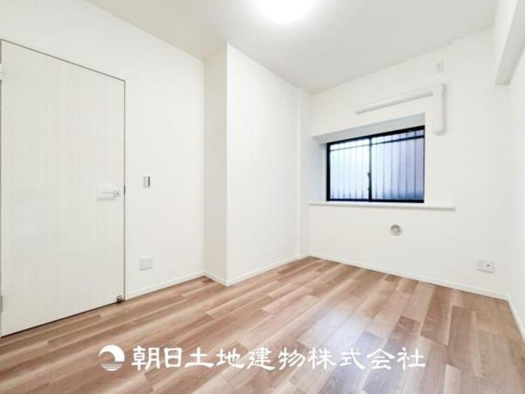 内装 【居室】大切な家族一人ひとりの大切な個別空間。趣味・感性で個性的に飾って頂けるようシンプルに仕上げてあります。自分時間を充実させながら心豊かなひとときを過ごすための大切な空間。