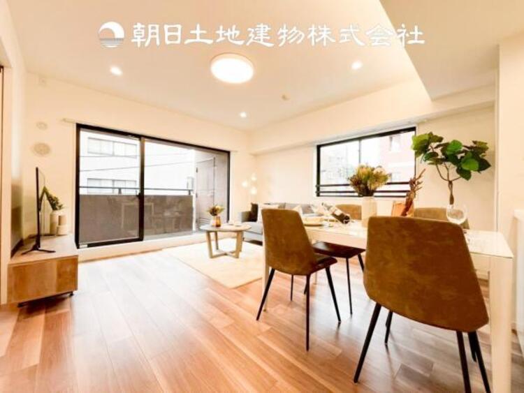 居間 【リビング】1日の中で最も長い時間を過ごすことになるリビングだからこそ、いつも笑顔があふれる空間であるように。広々とした空間から幸せな未来を。