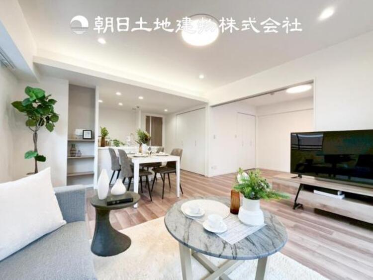 居間 【リビング】リビングにはみんなが集い、食事や楽しい会話が始まる。話に夢中になりすぎて、ついつい時を忘れてしまう。そんな束の間の幸せを感じさせてくれる場所。