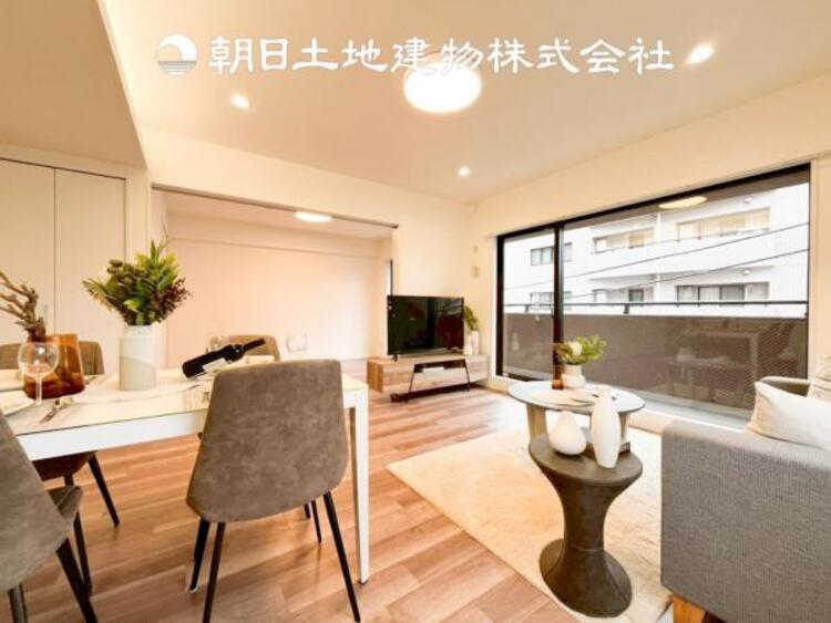 居間 【リビング】大切なご家族、招いた友人と過ごすひと時を溢れる光が優しく包み込む空間。大切な人とともに、心穏やかに過ごすひととき。家族との時間、自分の時間を大切にできる空間を作りました。