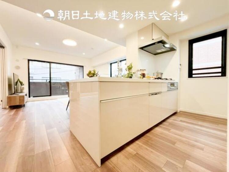 キッチン 【キッチン】住宅の主役でもあり、日常生活を過ごす上で重要な水回りでもあるからこそ機能性・デザイン性に拘りました。お掃除のしやすいシステムキッチンを設置しました。