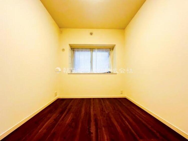 内装 穏やかな寛ぎあじわえるお部屋では有意義な時間がつくれます！大きな窓からと陽光が注がれる明るい空間！光もアクセントの一つとして。一人時間も充実したものにできるプライベートルームは日々を豊かにします！！