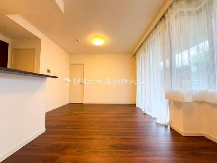 居間 家族の会話や笑顔が行き交うリビングで、子供を走り回らせたい。ダイニングテーブルでゆったり食事を堪能。光と風が溢れる開放的なリビングダイニングには、くつろぎの空間を生み自然と家族みんなが集まってきます