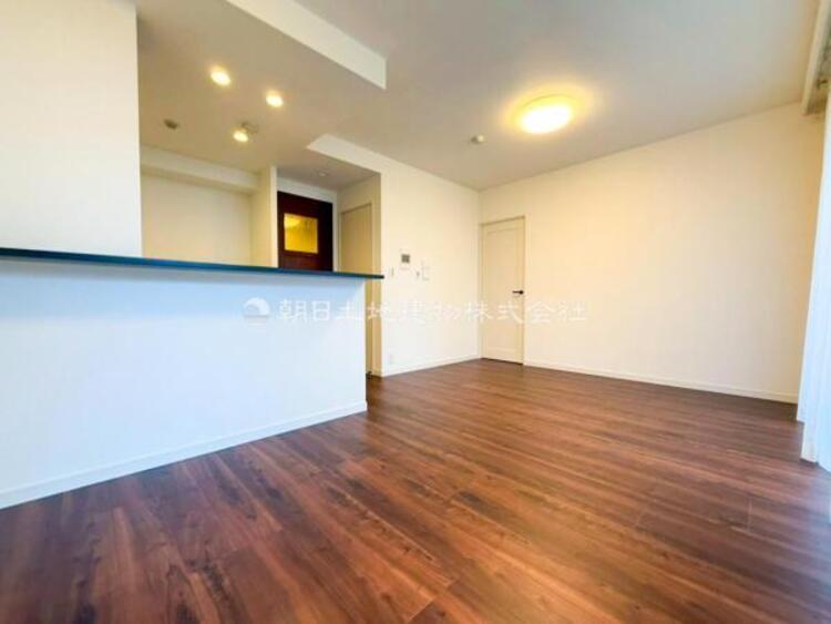 居間 お天気が晴れの日は照明をつけなくても充分明るいリビングです！どこか落ち着きのある広々とした内装です！皆で過ごす空間が、目に浮かんでくる様な優しいリビングダイニングです！くつろいだり楽しい時間を是非！