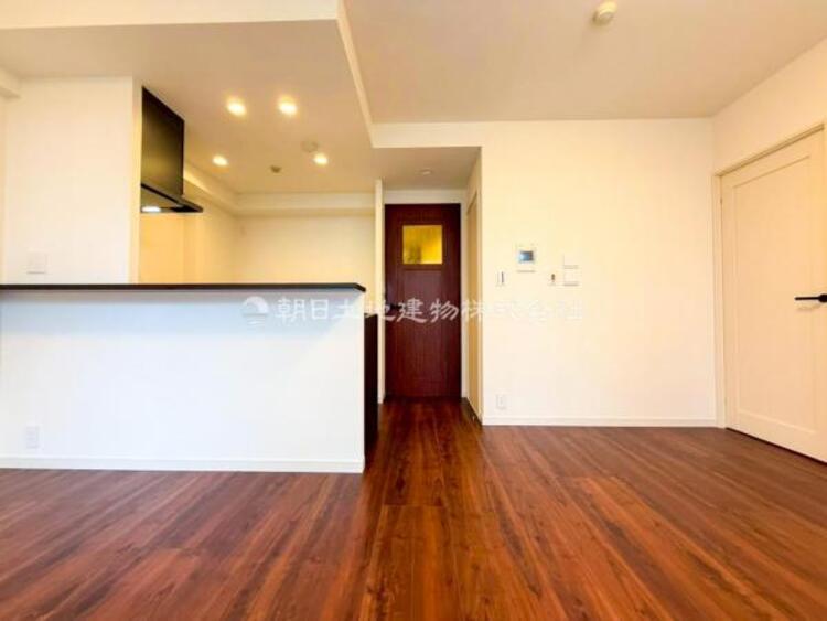 居間 リビングにあふれる採光と心地よい風のつどう調和された空間！！生活を彩る充実した日々が過ごせそうです。家族の滞在期間が長くなることを予測して、設計士が思いと工夫をこらした自慢のリビングダイニング！！！