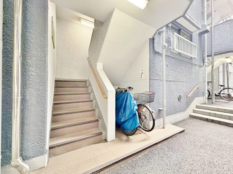 その他 落ち着いた雰囲気の階段。手すりも常設しているので、ゆったりお使いになれます。