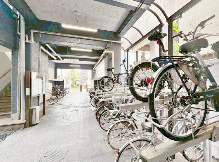設備 きちんと整備された駐輪場。住む方の心遣いが感じられます。