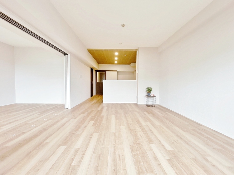 居間 忙しく過ぎゆく日常を置き去るほど、ゆったりした時間が流れるリビング。