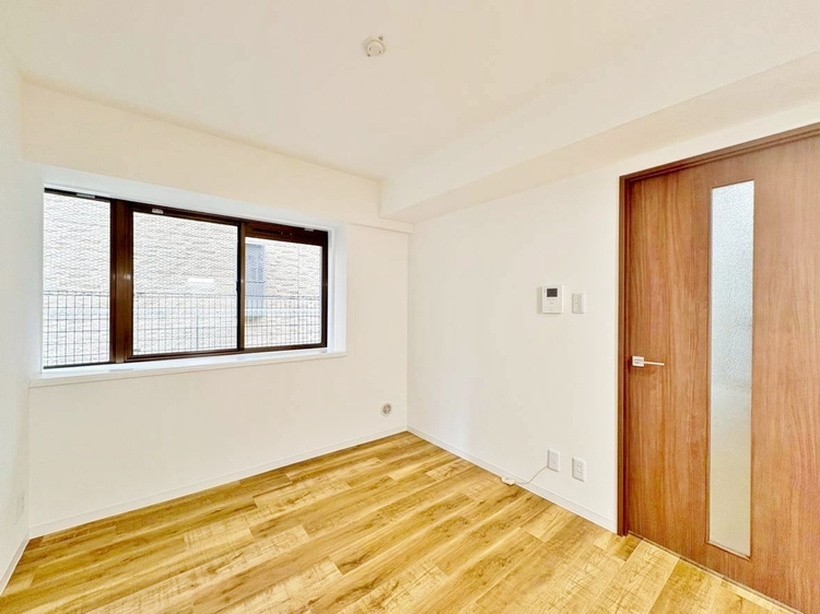 寝室 ベッドも十分に設置するスペースがあります。