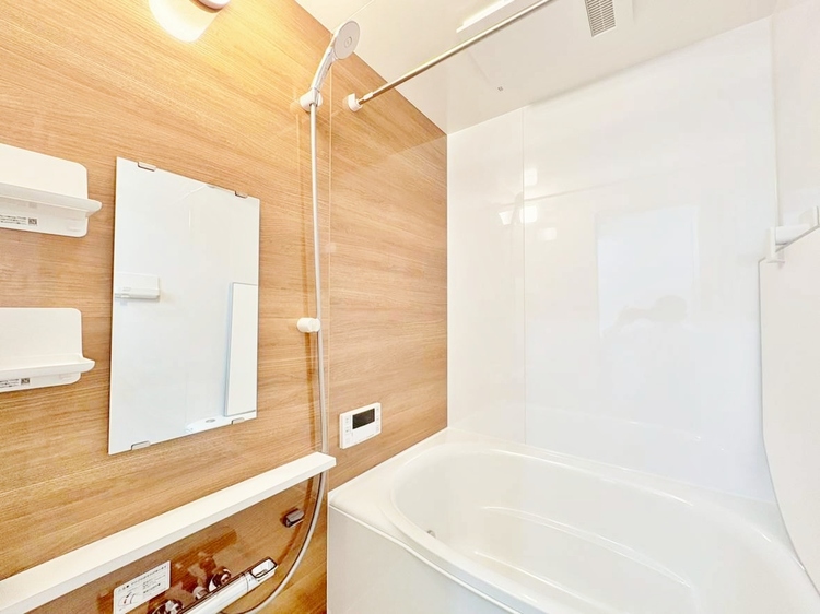 風呂 一日の疲れを癒すバスルームは、心地よいリラックスを叶える清潔感溢れる空間です。