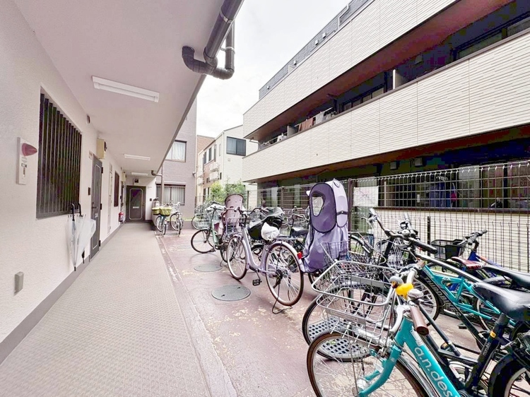 設備 きちんと整備された駐輪場。住む方の心遣いが感じられます。