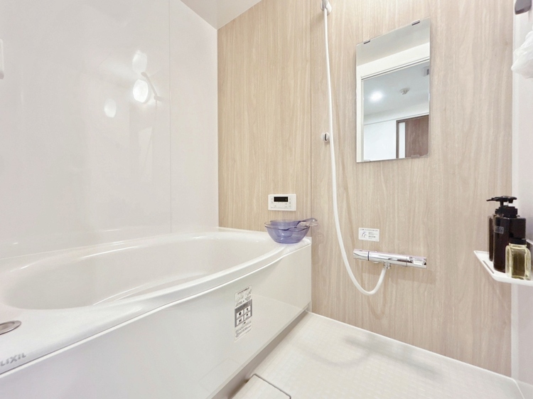 風呂 一日の疲れを癒すバスルームは、心地よいリラックスを叶える清潔感溢れる空間です。