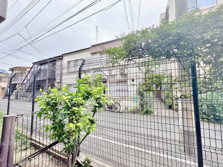 バルコニー 窓を開けると広がる青空。心をリフレッシュして日々を過ごしていきましょう。